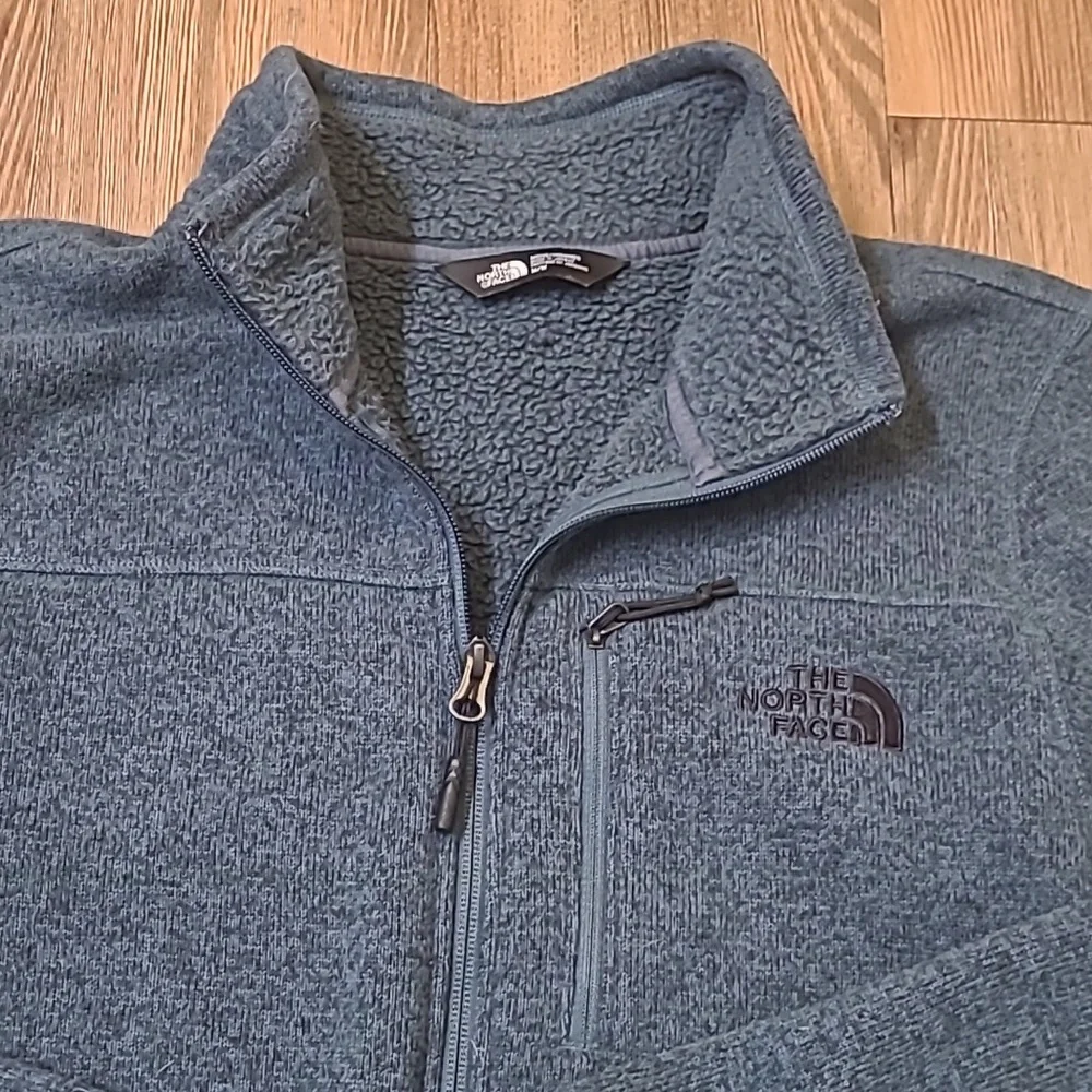 The North Face Gray Fleece Jacket for men colo blue zise m used good condition.
